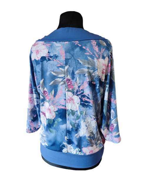 Niebieska bluzka kimono z marszczonym dekoltem - wzór w kwiaty